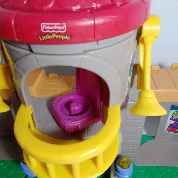 Fisher Price Little People Lil' Kingdom Castle 2003 - Picture 5 of 8
